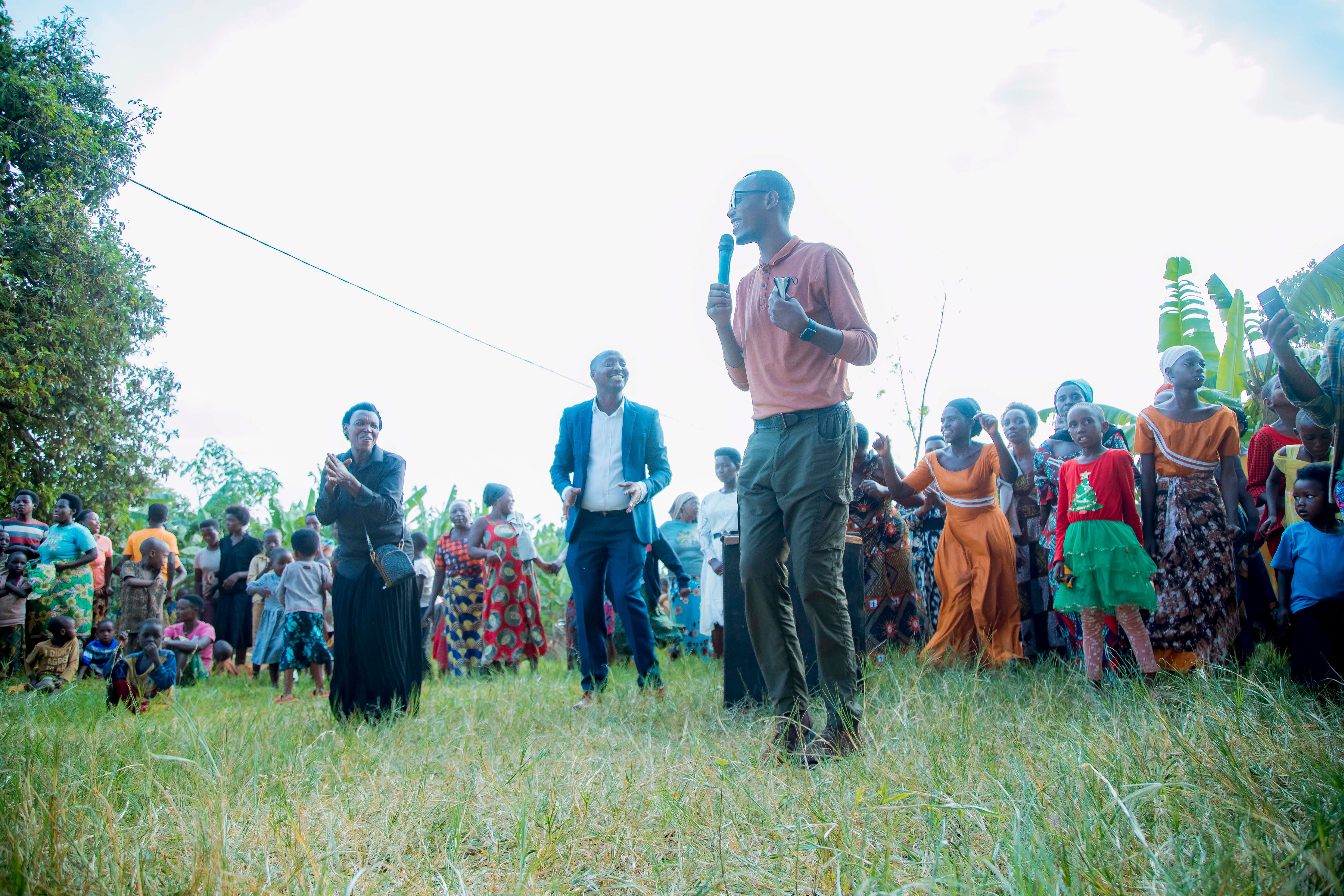 Volunteers distributing food