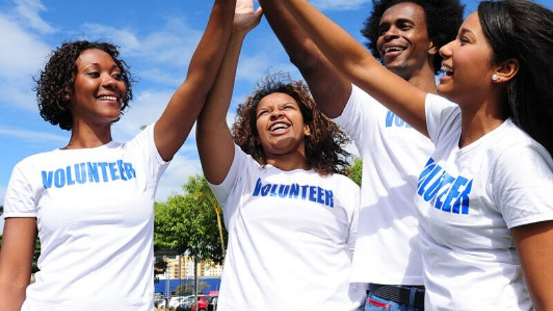 Volunteers distributing food