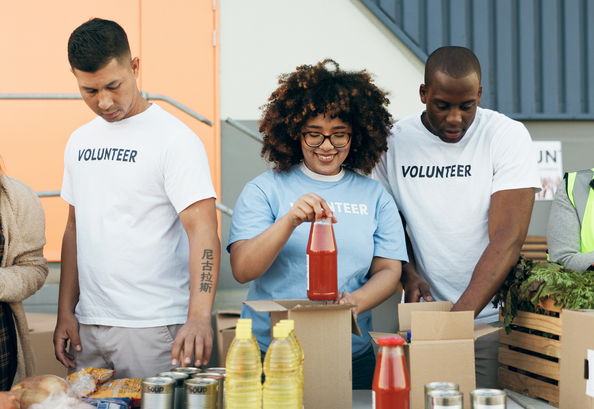 Volunteers distributing food